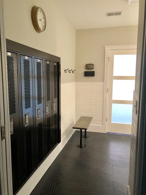 Vintage Locker Room Bathroom, Mens Locker Room Design, Pool Locker Room, Locker Room Style Bathroom, Locker Room Bathroom, Kids Locker, Built In Lockers, Vintage Lockers, Gym Lockers