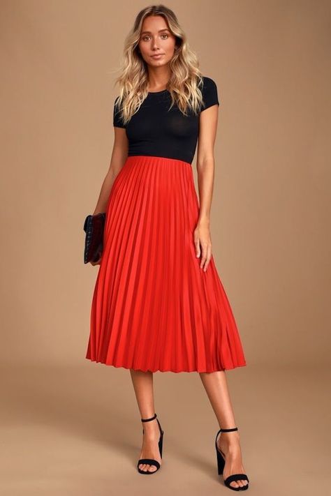 STYLECASTER | Holiday Outfit Color Combos That are Just Festive Enough Red Pleated Skirt Outfit, Red Midi Skirt Outfit, Midi Skirt Outfit Spring, Red Skirt Outfits, Pleated Skirt Outfits, Skirt Lulus, Rok Midi, Spring Skirt Outfits, Red Pleated Skirt