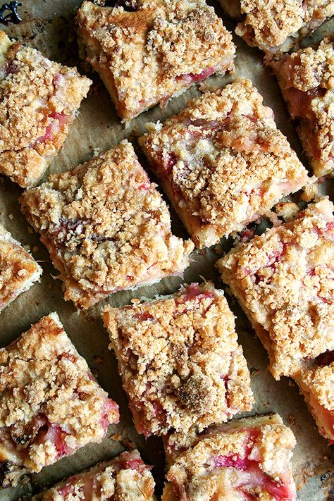 Rhubarb buckle for dessert Rhubarb Buckle, Baked Fruit Desserts, Cooking Items, Rhubarb Crumble, Rhubarb Cake, Crumble Cake, Square Cake Pans, Baked Fruit, Rhubarb Recipes