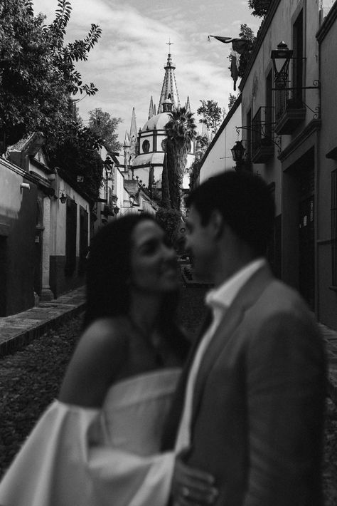 San Miguel de Allende Engagement Session - Theresa Kelly Photography San Miguel Wedding Mexico, Mexico Engagement Photoshoot, Mexico City Couple Pictures, San Miguel Wedding, Modern Mexican, Photoshoot Inspo, Mexico Wedding, Destination Wedding Photography, Vow Renewal