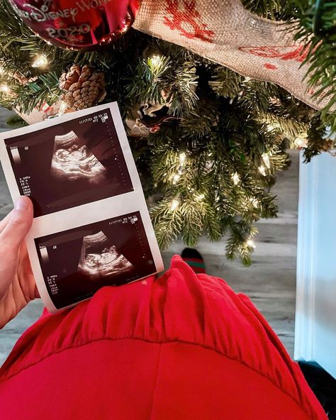 Maternity Christmas Tree Photo, Funny Maternity Pictures, Maternity Christmas Pictures, Creative Gender Reveal Ideas, Christmas Pregnancy Photos, Winter Maternity Pictures, Trendy Nails Ideas, Christmas Maternity, Creative Gender Reveals