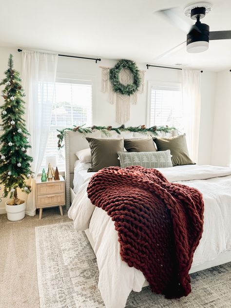 Over The Bed Wreath, Over Bed Garland, Neutral Christmas Bedding, Bedroom Wreath Above Bed, White Christmas Bedding, Wreath Over Bed, Garland Above Bed, Above Bed Decor Ideas, Guest Room Christmas