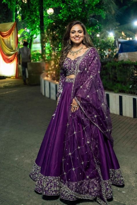 Sangeet Ghagra, Voilet Lehanga, Purple Ghagra, Purple Lehenga Bridal, Lehenga Choli Designs Latest, Dark Purple Lehenga, Purple Lehenga, Lehenga Saree Design, Indian Outfits Lehenga