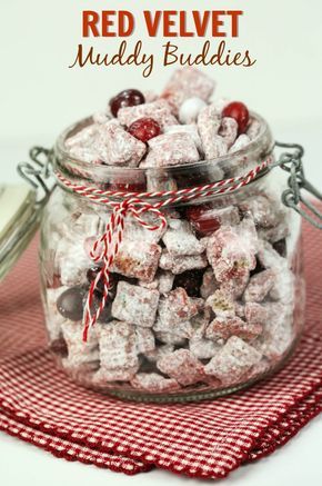 Puppy Chow Mix, Chex Muddy Buddies, Puppy Chow Christmas, Puppy Chow Chex Mix Recipe, Chex Mix Puppy Chow, Red Velvet Desserts, Easy Red Velvet, Muddy Buddies Recipe, Chocolate Peanutbutter