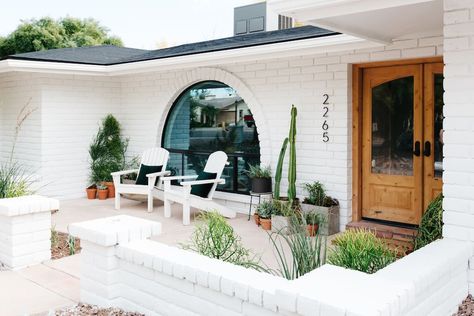 Front Court Yard Ideas Entrance, Front Porch Courtyard, Front Courtyard Ideas Entryway Spanish, Front Courtyard Ideas Entryway Modern, Desert Front Porch, Courtyard Front Of House, Front Courtyard Ideas Court Yard Patio, Small Front Courtyard Ideas, Courtyard Entryway Front Entry