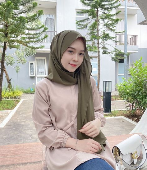 Foto Ootd, Ootd Hijab Style, Awek Tudung, Ootd Hijab Casual, Japan People, Backgrounds Phone, Muslim Women Hijab, Hijab Ootd, Style Hijab