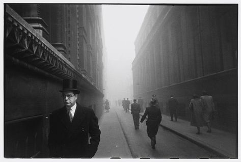 Robert Frank, City of London, 1951 Robert Frank Photography, Vancouver Art Gallery, Robert Frank, The Americans, Silver Print, Gelatin Silver Print, Urban Photography, 인물 사진, Photojournalism