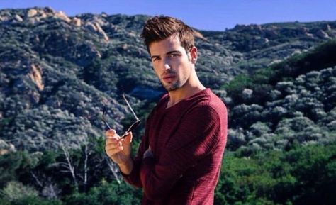 Daniel Christopher from Maggie Magazine Daniel Preda, Joey Graceffa, Lifestyle Business, Travel Lifestyle, News Stories, Youtubers, Fangirl, Men Sweater, Blogger