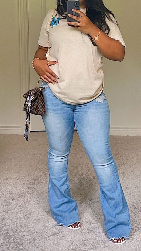 Bell Bottom Jeans Plus Size Outfit, Plus Size Bell Bottom Outfits, Flare Jeans Graphic Tee Outfit, Bell Bottoms Outfit Plus Size, Bell Bottom Jeans Outfit Black Women, Plus Size Flare Jeans Outfits, Flare Leg Jeans Outfit, Flare Denim Outfit, Outfit With Flare Jeans