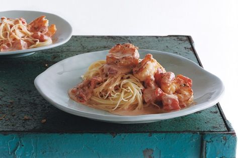 Capellini with Shrimp and Creamy Tomato Sauce / Romulo Yanes Moms Recipes, Creamy Tomato Sauce, Dinners To Make, Tomato Sauce Recipe, Vermouth, How To Cook Shrimp, Sauce Recipe, Quick Dinner, Food Menu