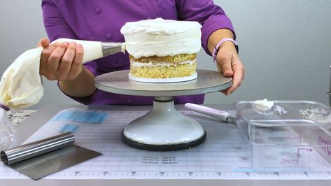 The crumb coat is the base coat of icing that locks in cake crumbs to create a barrier between the cake and the final coat of icing. It is often an overlooked… Crumb Coating A Cake, Crumb Coat, Miss Cake, Buttercream Cake Designs, Frosting Cake, Simple Decorations, Cake Hacks, Baking 101, Best Pans