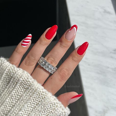 Posted by Zoe Scott: Today, we're diving deep into the world of red and white nails, a color combo that's both classic and daring all at once. From casual outings to red-c... Santa Hat Nails, Short French Tip Nails, Red And White Nails, Santa Nails, Red Christmas Nails, Christmas Nails Easy, Christmas Gel Nails, Nail Candy, Holiday Nail Art