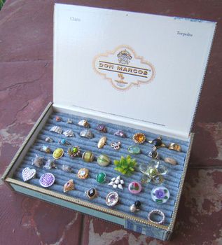 ring box from a cigar box + a sweater Ring Boxes Diy, Make Your Own Ring, Jewelry Display Ideas, Ring Organizer, Ring Storage, Jewelry Organizer Diy, Craft Show Displays, Jewelry Displays, Ring Displays