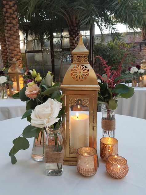 Gold Lantern Wedding Centerpieces, Centerpieces Wedding Indian, Moroccan Wedding Centerpieces, Pakistani Wedding Centerpieces, Lantern Wedding Theme, Indian Centerpieces Wedding, Mendhi Centerpieces Table Settings, Desi Wedding Table Decor, Shaadi Centerpieces