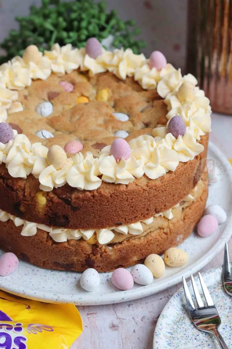 Mini Egg Cookie Cake! - Jane's Patisserie Biscoff Millionaires, Aero Cheesecake, Mini Eggs Cake, Traybake Cake, Millionaires Shortbread, Easter Cookie Cake, Chocolate Easter Cake, Mini Eggs Cookies, Janes Patisserie