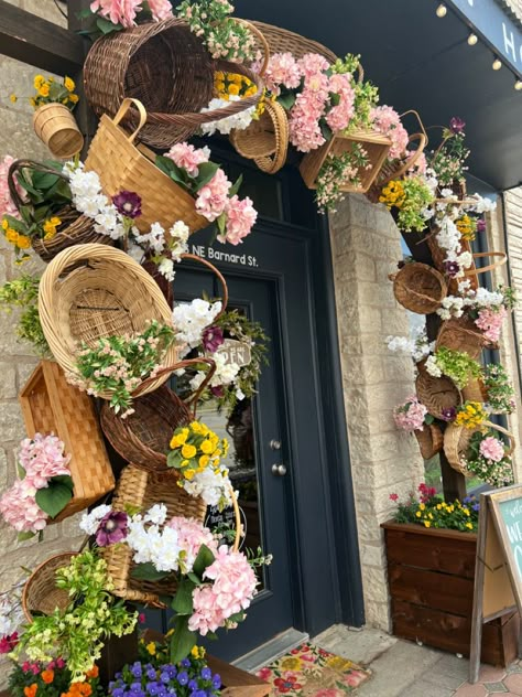 Basket Backdrop, Basket Archway, Flowers In Wicker Baskets, Wicker Basket Flowers, Wall Installation Dried Flowers And Wooden Cage, Wicker Basket Floral Arrangement, Rattan Basket Flower Arrangement, Decoration Restaurant, Wedding Stage Decorations