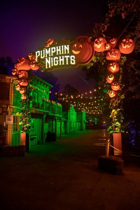 Halloween In The City, Halloween Street Decorations, Halloween City Aesthetic, Tulleys Farm Halloween, Halloween Festival Decorations, Halloween Festival Aesthetic, Halloween Carnival Aesthetic, Halloween Festival Ideas, Halloween Amusement Park