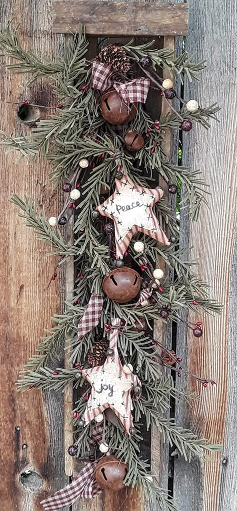 Primitive Christmas Wreath, Christmas Coat Rack Decor, Primitive Christmas Wreaths, Primative Decor Country, Christmas Ladder Decor, Christmas Ladders Ideas, Country Christmas Diy, Primitive Christmas Decorating Ideas, Country Christmas Crafts