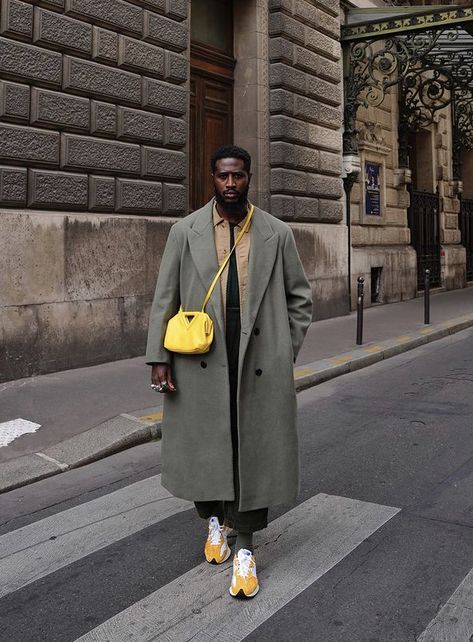 Baggy Coat Outfit, Overcoat Men Outfit Street Styles, Mens Style 2023, Men Paris Fashion, Winter Coat Street Style, Winter Outfits Men Streetwear, Spiritual Fashion, Trench Coat Men, Mens Fashion Streetwear