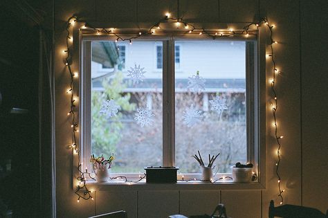 Pretty Christmas Winter Window. * Fairy Lights Minimalist, Fairy Lights Bedroom Window, Fairy Lights Window Decor, Fairy Lights Around Window, Fairy Lights Window, Window Fairy Lights, Fairy Lights Bedroom Ideas, Warm Bedroom Ideas, Indie Bedroom