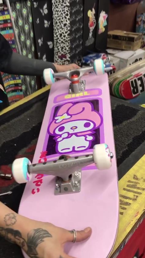 Sanrio Skateboard, Skate Vibes, Skate Aesthetic, Skateboarding Tricks, Skateboard Aesthetic, Skateboard Deck Art, Skateboard Art Design, Skate 3, Skate Girl