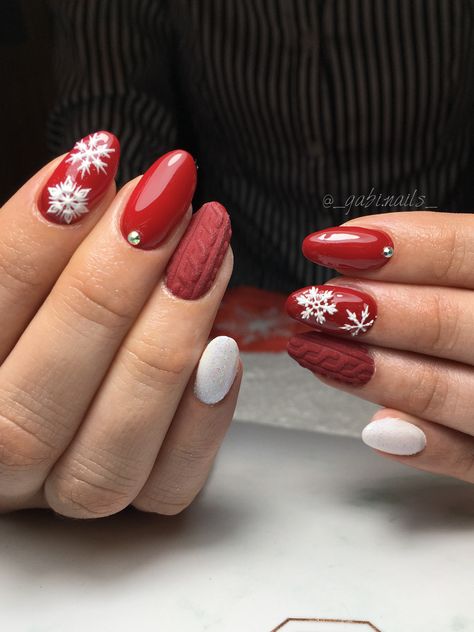 Christmas Nails Round Shape, Christmas Nails Oval Shape, Maroon Nail Designs, Burgundy Nail Designs, Maroon Nails, Red Christmas Nails, Cute Christmas Nails, Christmas Gel Nails, Christmas Nail Art Designs