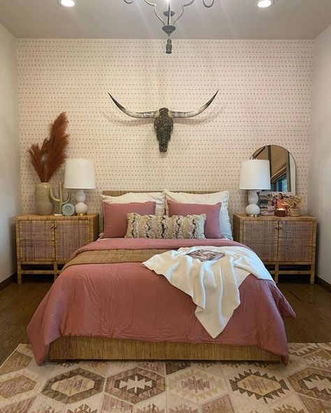 Black And Pink Western Bedroom, Preppy Western Bedroom Ideas, Pink Boho Western Bedroom, Light Western Bedroom, Cowgirl Inspired Bedroom, Cowgirl Living Room Decor, Glam Cowgirl Bedroom, Glam Western Bedroom, Eclectic Cowgirl Decor