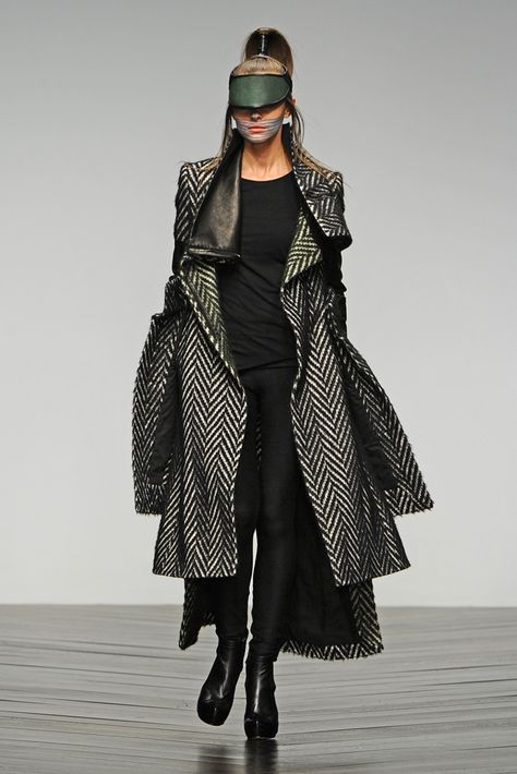 Haizhen Wang 2013 Week In London, Tweed Fashion, Herringbone Jacket, 2013 Fashion, Style Inspiration Fall, Gothic Architecture, Fashion Gallery, Beautiful Fashion, Men Fashion