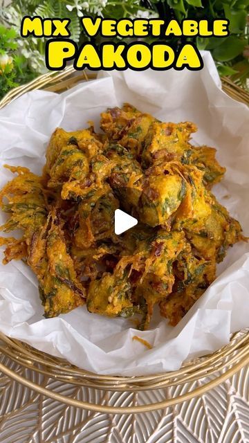 Kautumbik Kitchen on Instagram: "Mix Vegetable Pakoda 🧆😍 Mix vegetable pakoras are a delightful Indian snack made by deep-frying a batter of assorted vegetables like potatoes, onions, methi and spinach. These crispy fritters are seasoned with spices like cumin, coriander, and chili, offering a flavorful and satisfying treat. Follow @kautumbikkitchen for more recipes. . . . . . #pakoda #pakode #pakora #vegetablepakoras #pakoras #streetfood #snacks" Potato Pakora, Pakode Recipe, Pakora Recipe Indian, Pakoda Recipe, Vegetable Pakora, Mix Vegetable Recipe, Pakora Recipes, Appetizers Easy Finger Food, Indian Snacks