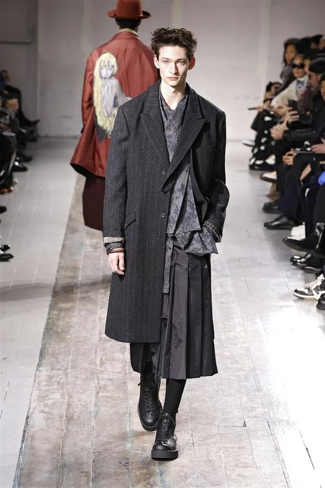 Yohji Yamamoto 90s, Yohji Yamamoto Street Style, Yamamoto Fashion, Yohji Yamamoto Menswear, Yoji Yamamoto, Paris Fashion Week Runway, Art Foundation, Menswear Runway, Mens Fashion Week