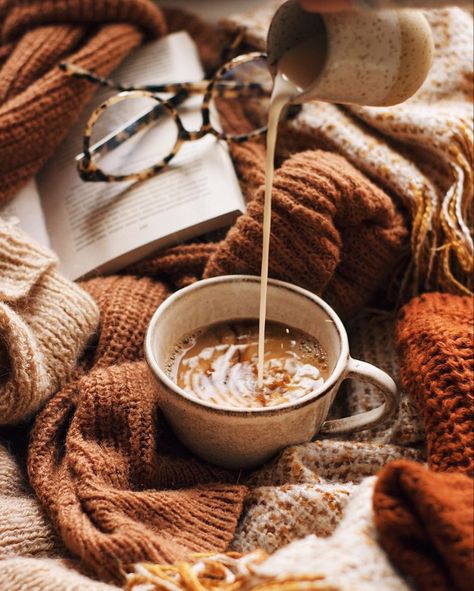 Soft Academia, Dark Academia Aesthetic, Academia Aesthetic, Coffee And Books, Brown Aesthetic, Autumn Aesthetic, Aesthetic Vintage, Book Photography, Coffee Break