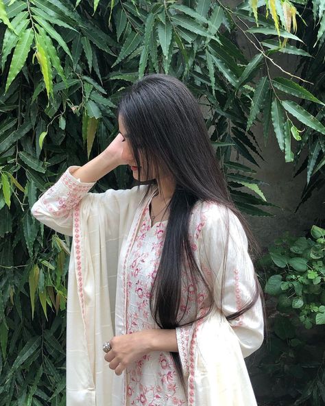 Pics Poses Ideas At Home, Eid Photoshoot Ideas At Home, Photoshoot Ideas At Home Aesthetic, At Home Aesthetic, Eid Photoshoot, Photoshoot Ideas At Home, Eid Photoshoot Ideas, Eid Pics, Floral Maxi Dresses