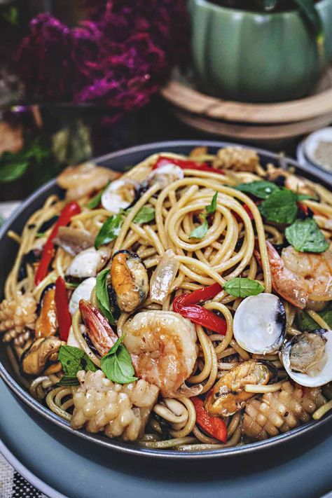 Try this Thai Spaghetti Pad Kee Mao for a tasty fusion of Thai and Italian flavors! It's the perfect combination of Thai drunken noodles and spaghetti, creating a delicious and easy meal that blends the best of both worlds. Ready in 20 minutes! #thaispaghetti #spaghettikeemao #spaghettipadkeemao #spaghettidrunkennoodles #thaidrunkennoodles #padkeemao #seafoodpadkeemao #padkeemao #thaidrunkennoodles Thai Italian Fusion, Vietnamese Spaghetti, Thai Spaghetti, Pad Kee Mao, Thai Drunken Noodles, Thai Peppers, Thai Chili Pepper, Gluten Free Fish, Drunken Noodles