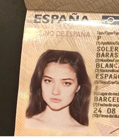 Id Photo Aesthetic, Pretty Id Card Picture, Yearbook Photo, Passport Pictures, Passport Photo, Id Photo, Addicted To You, Face Card, Pep Guardiola