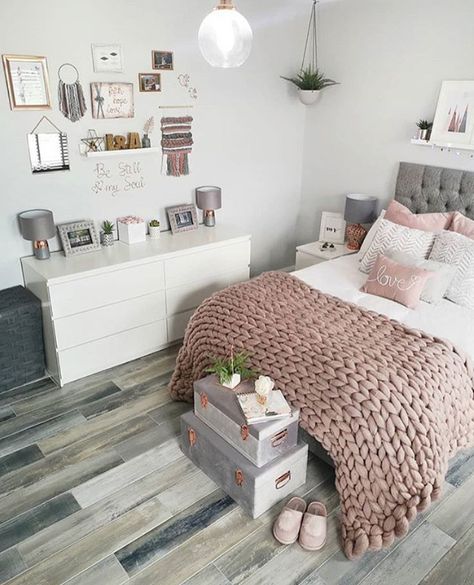 Bedroom Decor White Wood Furniture, Teen Room Dresser, Pink Girls Bedroom Ideas, Modern Teen Room, Pink Girls Bedroom, Pink Bedroom For Girls, Teen Bedroom Designs, Bedroom Decor For Teen Girls, Girl Bedroom Designs