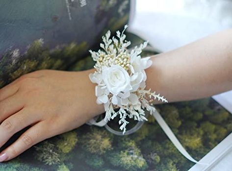 Flower Corsage Wedding, Preserved Flowers Bouquet, Wrist Corsage Wedding, Wedding Corsages, Pretty Bouquet, Wrist Corsages, Bridesmaid Corsage, Wedding Corsage, Country Theme Wedding