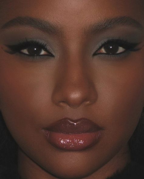 Black Tightline Makeup, Sade Makeup Looks, 2000s Eyeliner, Dark Makeup Looks Black Women, Dark Sultry Makeup, Shaniece Hairston, Simple Smokey Eye Makeup, Eye Makeup Black Women, 2009 Makeup