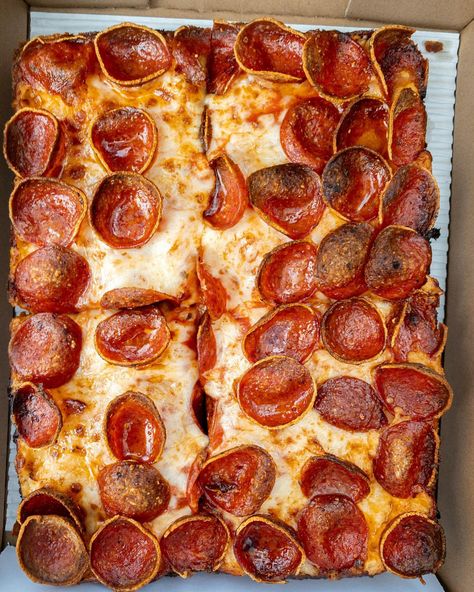 being a square never looked so good. (ok we know it’s a rectangle, but you get it.) 📸: @strood #localmunchies #eatmunchies #pizza | Instagram Pizza Instagram, Square Pizza, I Love Pizza, Love Pizza, A Rectangle, October 1, Vegan Options, You Get It, Pepperoni Pizza