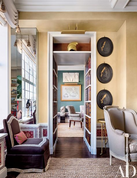 Plaster medallions of Roman emperors are mounted on the wall to one side, and the wainscot is papered with digitally printed patterns devised by Hampton and artist Chuck Fischer. Hampton Interior, Mirrored Walls, Interior Vignette, Hamptons New York, Townhouse Interior, New York Home, La Brea, Alexa Hampton, New York Homes