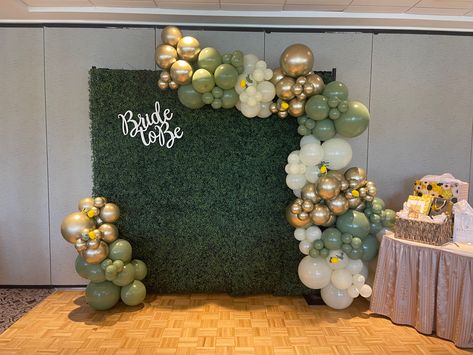 Greenery Backdrop Bridal Shower Ideas, Green Wall Balloon Garland, Bridal Shower Grass Backdrop, Green Wall Bridal Shower Decor, Green Background With Balloons, Balloon Garland Rectangle Backdrop, Balloon Arch Boxwood Wall, Greenery Bridal Shower Backdrop, Hedge Backdrop With Balloons