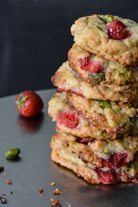 Strawberry Pistachio Cookies with Oats and White Chocolate — Meike Peters | eat in my kitchen Cookies With Oats, White Chocolate Recipe, Strawberry Pistachio, Spring Feels, Baking Journal, Pistachio Cookies, Oat Cookies, James Beard, Think Food