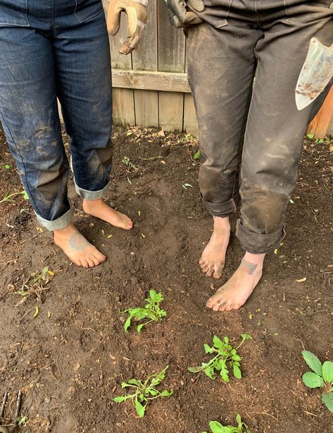 Homestead Style Clothing, Farmer Wife Aesthetic, Appalachia Aesthetic Clothes, Living Off The Land Aesthetic, Women Gardening, Homesteader Aesthetic, Woman Gardening, Farmer Asthetic, Gardener Aesthetic