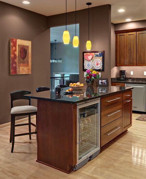 Photo gallery of remodeled kitchen features CliqStudios Rockford Cherry Russet cabinets Wooden Kitchen Cabinets, Classy Kitchen, Kitchen Design Pictures, Cherry Kitchen, Small Kitchen Island, Traditional Kitchen Design, Shaker Kitchen Cabinets, Kitchen Design Open, Diy Kitchen Island