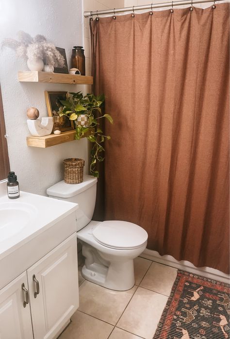 Minimal Bathroom Decor Apartment, Boho Bathroom Aesthetic, Small Bathroom Ideas Shower Curtain, Apartment Bathroom Decor Ideas Boho, Apartment Bathroom Decor Ideas Classy, Checkered Bathroom Decor, Terracotta Bathroom Decor, Gender Neutral Bathroom Ideas, Apartment Restroom Decor