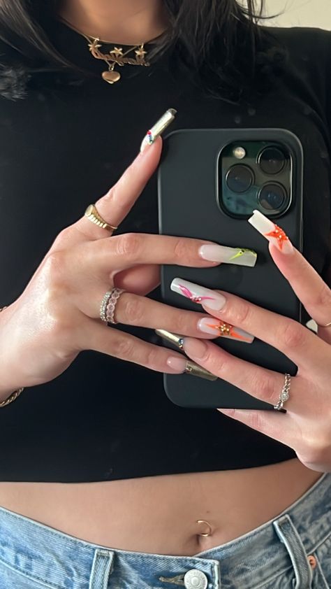 Nails Holding Phone, Nail Picture Poses, Poses For Nail Pictures, Photo Ideas To Show Off Nails, Selfie To Show Off Nails, Aesthetic Nail Photos, Hand Poses For Nail Pictures, Insta Pics To Show Off Nails, Taking Nail Pictures