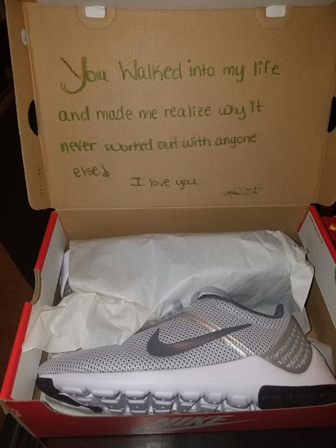 Sneakers and a message Sneakers Gift For Boyfriend, Shoebox Birthday Gift Ideas, Shoe Box Gift Ideas, Gifts For Boyfriend Shoes, Boyfriend Shoes, Sneaker Gift Ideas, Box Gift Ideas, Happy Birthday Wishes Sister