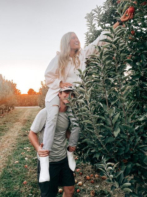 Apple Orchard Engagement Photoshoot, Apple Picking Engagement Photos, Apple Picking Pictures, Gf Pic, Apple Picking Photos, Fall Apple Picking, Inspiration Pics, Fall Apples, Apple Orchard