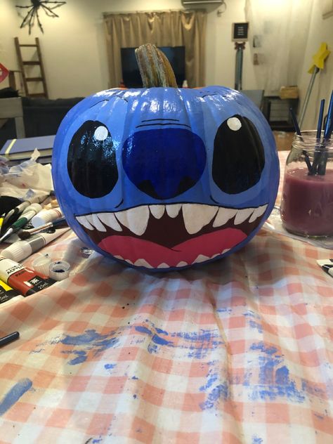 Painting On Pumpkins Ideas Cute, Round Pumpkin Painting Ideas, Lilo And Stitch Pumpkins, Cool Pumpkin Painting Ideas Easy, Pumpkin Decorating Paint Simple, Lilo Pumpkin Painting, Disney Pumpkin Designs, Pumpkin Painting Cute Ideas, Halloween Painting On Pumpkins