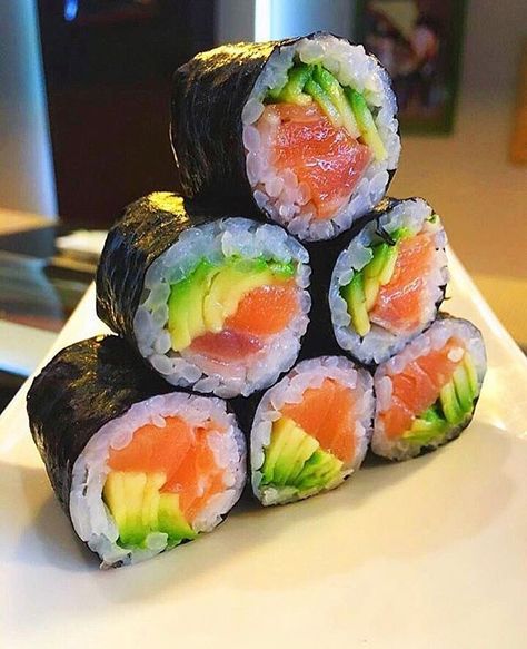 Avocado Maki, Sushi Co, Salmon Avocado, Food Babe, Sushi Recipes, Think Food, Food Goals, Japan Food, Sushi Rolls