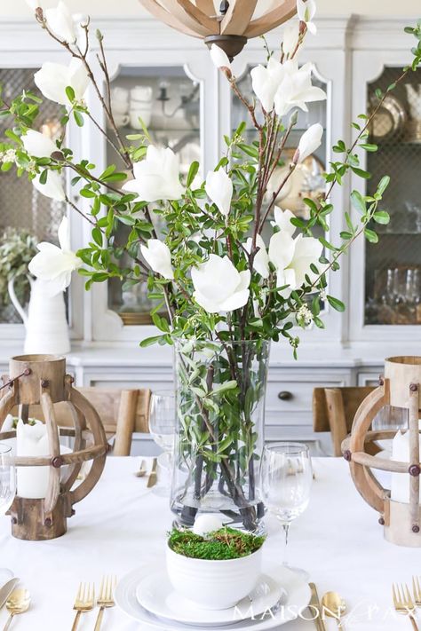 White Easter Tablescapes, Easter Centerpieces Table, Tall Flower Arrangements, Branch Centerpieces, Easter Table Decor, Spring Decor Ideas, Easter Table Settings, Easter Tablescapes, Table Decorating